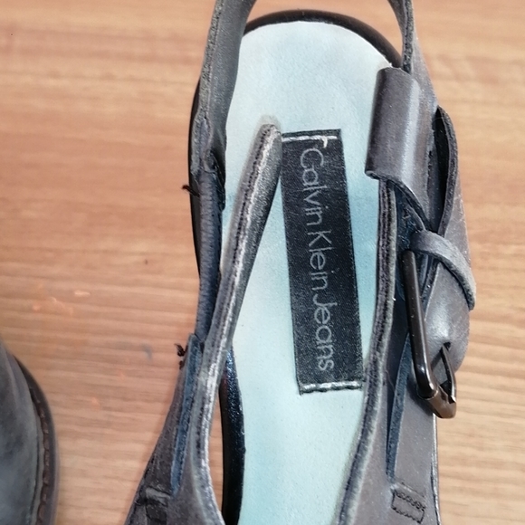 CALVIN KLEIN BLACK LEATHER SANDAL SIZE 9 - Picture 3 of 5